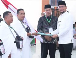 Menuju Baitullah, Bupati Labusel Lepas Keberangkatan Jamaah Haji Kloter 16
