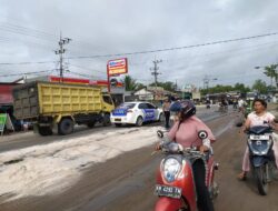 Cegah Kecelakaan, Kanit Turjawali Pimpin Langsung Penanganan Tumpahan Solar di Jalan Tjilik Riwut
