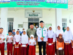 Wabup Jamri Serahkan Bantuan Pendidikan Kepada Siswa Kurang Mampu