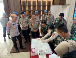Pastikan Bersih dari Narkoba, Kapolda Kalteng dan Pejabat Utama Lakukan Tes Urine