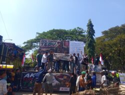 Aksi Tumpah Tebu di Depan PG GMM Berubah Menjadi Panggung Demokrasi Rakyat