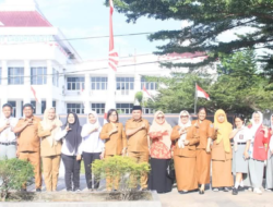 Dalam Rangka HUT Ke-81 Kemerdekaan RI, DLH Bagikan 200 Pcs Bendera