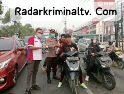 Kabut Asap Belum Hilang, PWMOI Riau dan Polsek Binawidya Bagikan 1.000 Masker