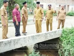 Asisten I dan II Pemkab Labuhanbatu Tinjau Lokasi Bekas Banjir di Rantau Utara, Soroti Pendangkalan dan Penyumbatan Saluran Air
